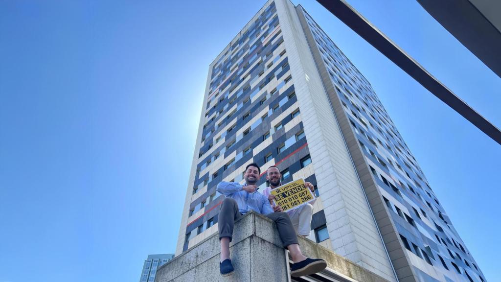 Profesionales de Vipkel tras una venta en A Coruña.