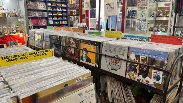 Interior de la tienda Discos Latimore, en la calle Amor de Dios.