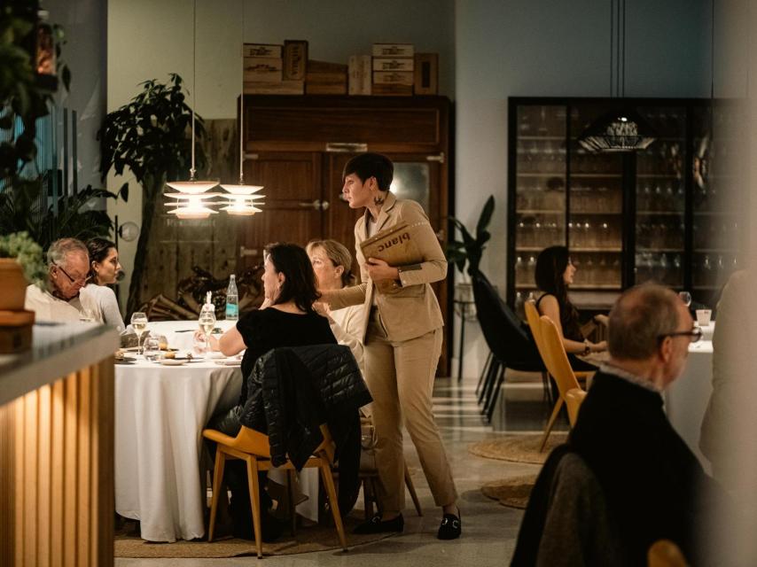 Gia hablando con los comensales en el restaurante Aromata.