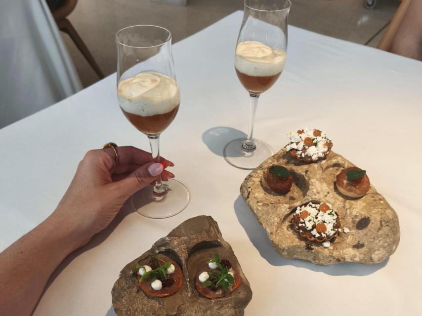 Consomé de tomate con amontillado y 'snacks' en Aromata.