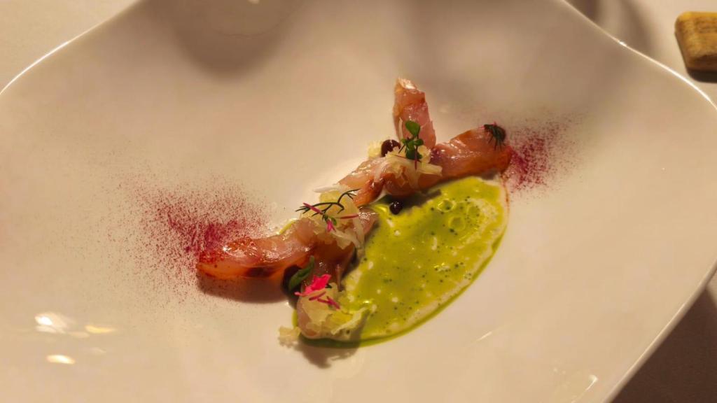 Caballa ahumada con manzana ácida y leche fermentada de hinojo.