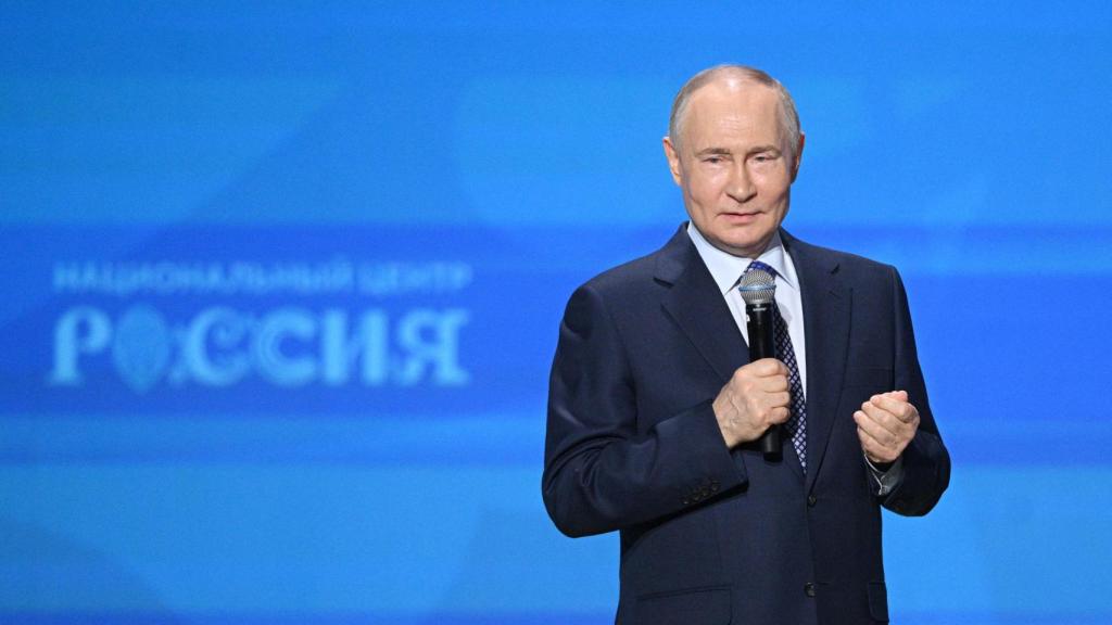 Vladimir Putin en una ceremonia de premios al servicio en Moscú este lunes.