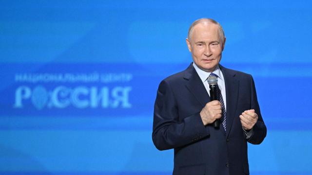 Vladimir Putin en una ceremonia de premios al servicio en Moscú este lunes.