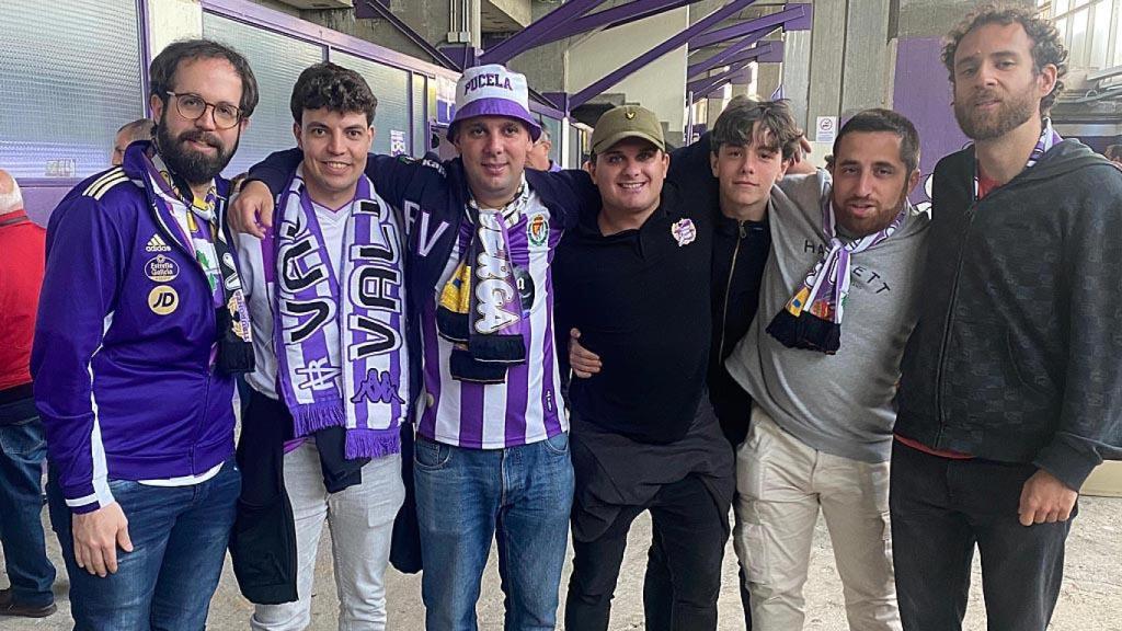 Alberto, el tercero por la izquierda, y más miembros de la peña