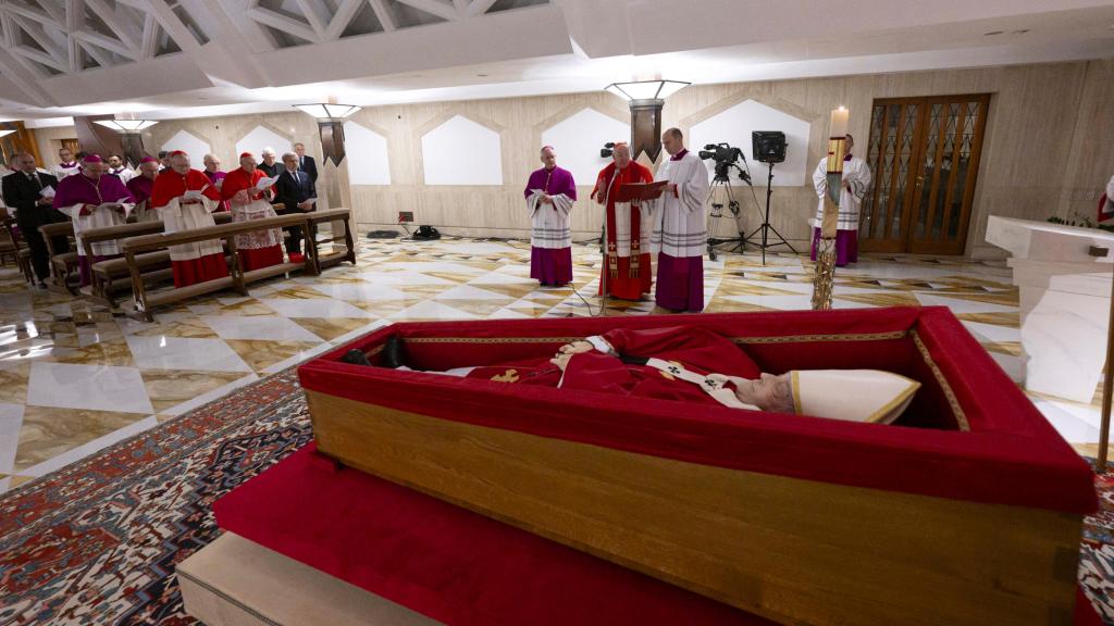 Otra imagen del féretro.