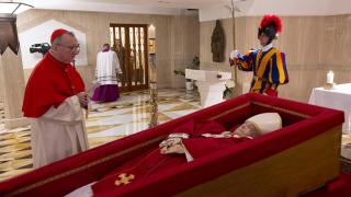 El cardenal Pietro Parolin observa el cuerpo del Papa Francisco en su ataúd.