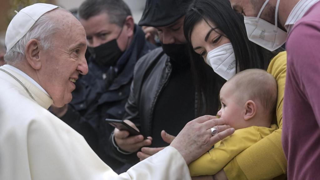 El Papa Francisco durante audiencias con familias en el Vaticano