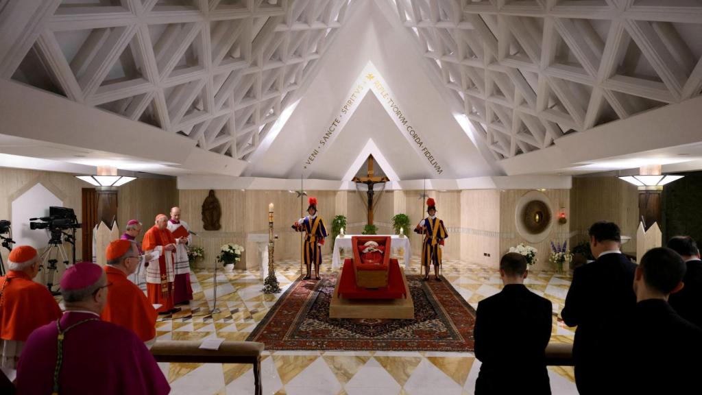 El féretro del papa Francisco en la capilla de la Casa Santa Marta.