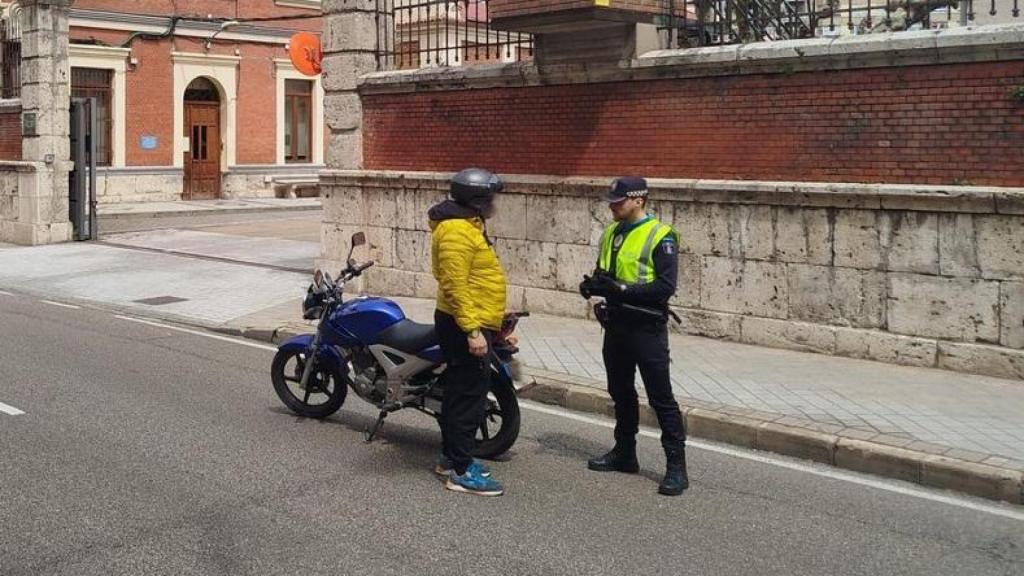 El motorista fue interceptado en la calle San Ildefonso tras observarse que llevaba el casco sin abrochar.