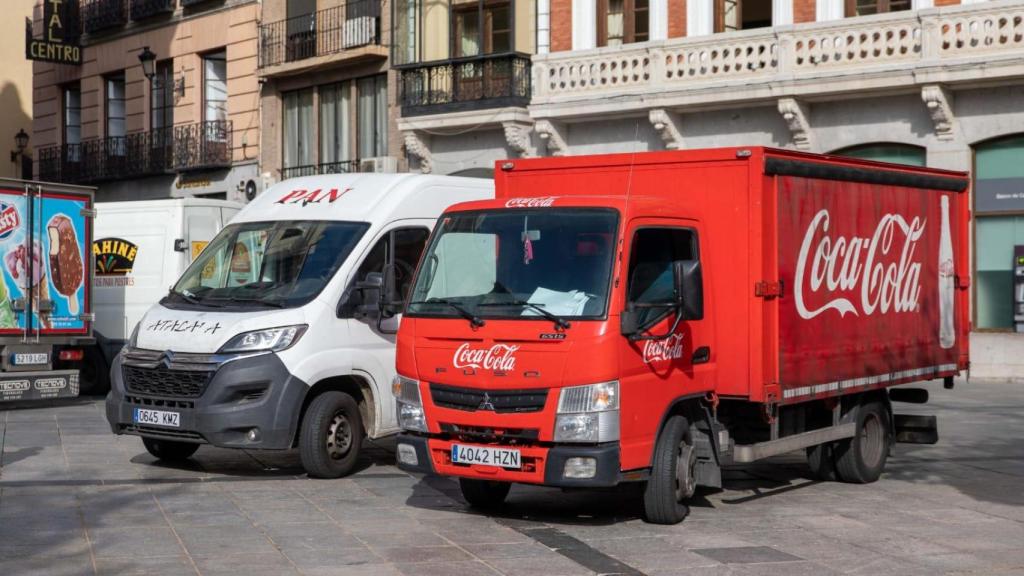 Camiones descargando en la plaza de Zocodover.