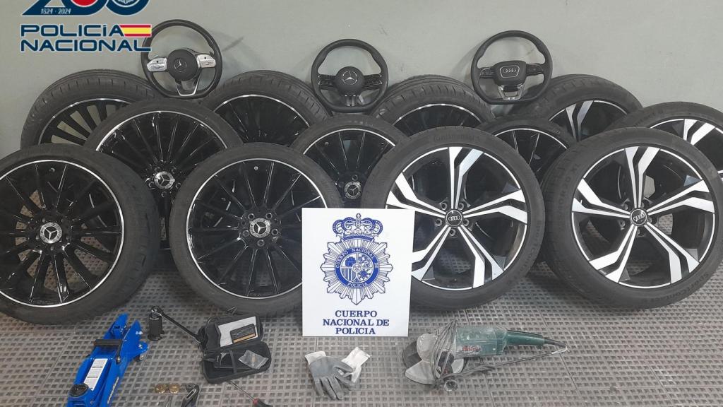 Volante y ruedas sustraídas por el presunto ladrón.