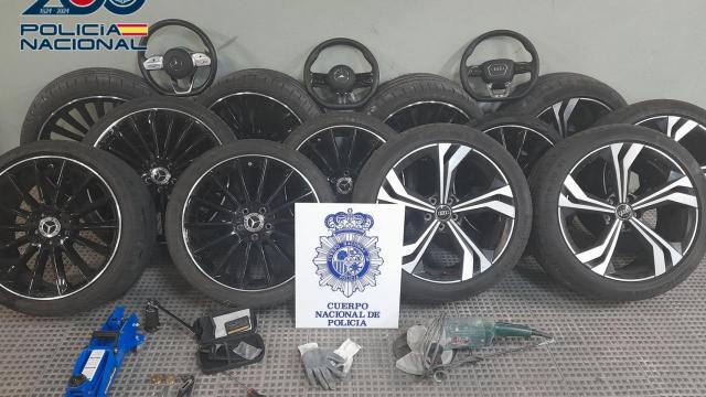 Volante y ruedas sustraídas por el presunto ladrón.