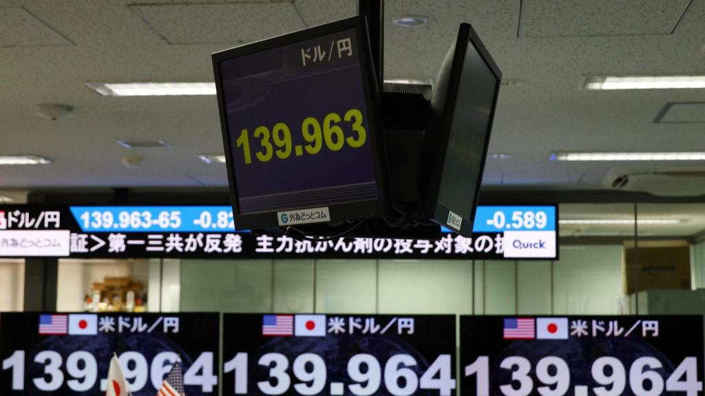 Unas pantallas en la sala de operaciones de Gaitame.com en Tokio, Japón, muestra el tipo de cambio del yen frente al dólar.