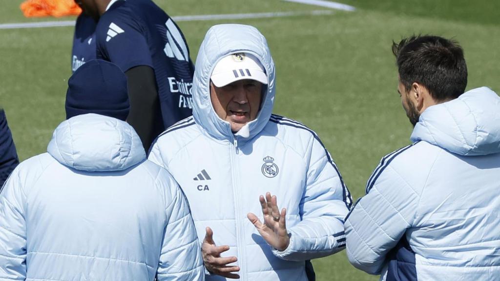 Carlo Ancelotti, durante un entrenamiento del Real Madrid en Valdebebas