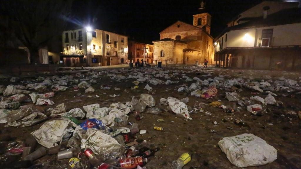 Restos del macrobotellón por la celebración de Genarín en 2023