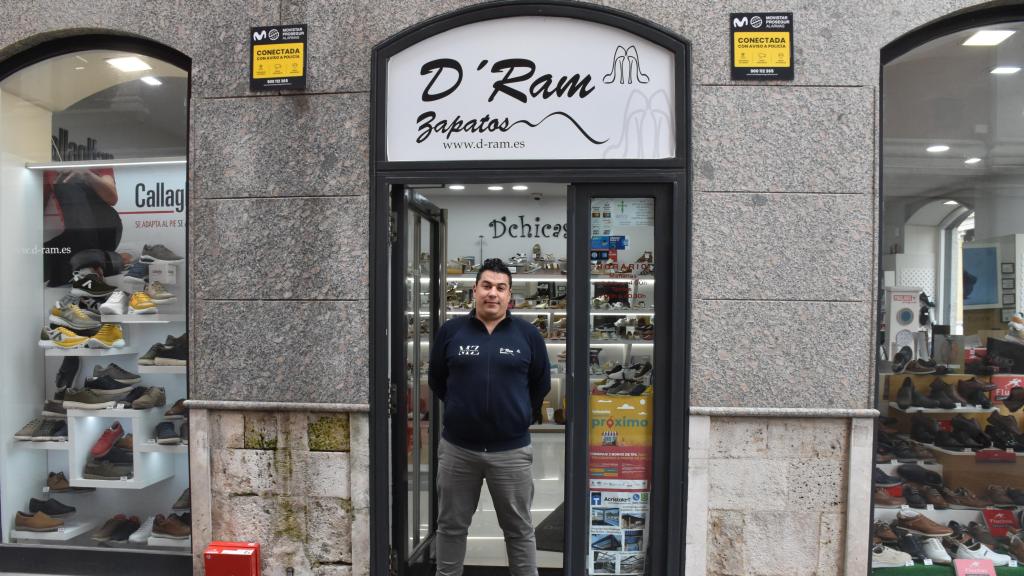 El propietario de D' Rahm zapatos, Raúl Domínguez, frente a las puertas del establecimiento.