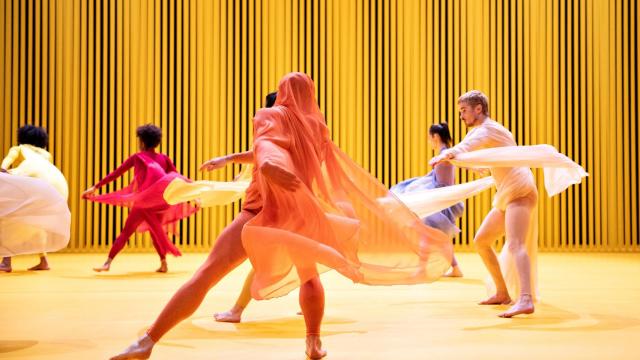 'Silk' se verá en el Teatro Principal de Alicante, con Iván Pérez y vestuario de Palomo Spain.