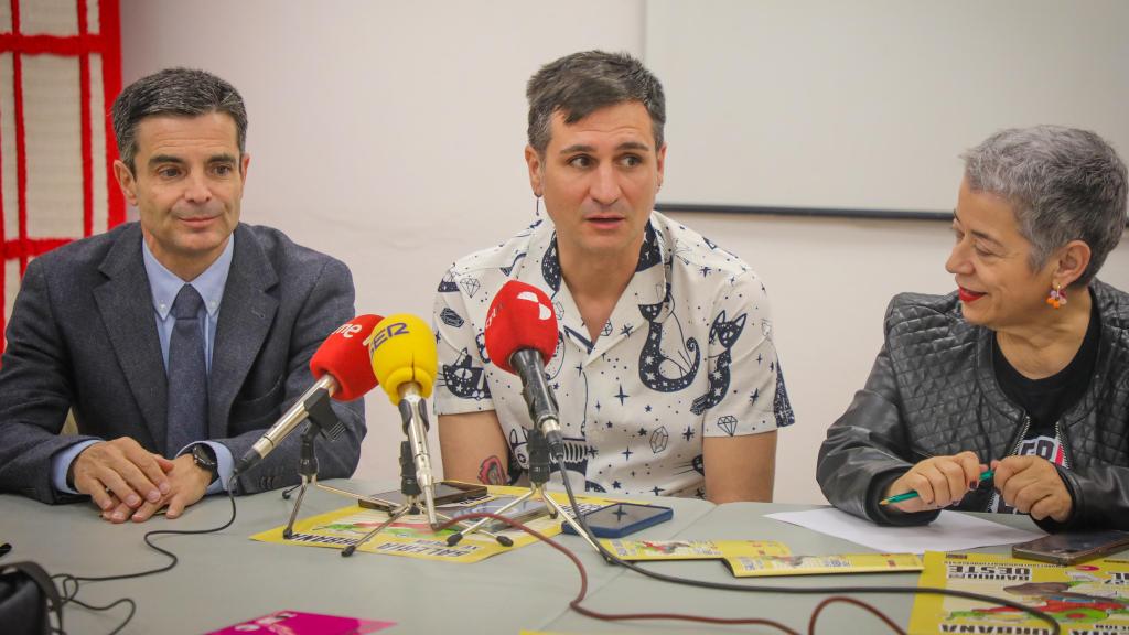 El artista urbano Sfhir, junto a Juan Zapatero, representante de la Fundación Castilla y León, e Inma Cid, presidenta de ZOES