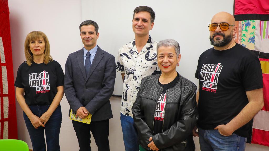 Toñi, responsable de actividades; Juan Zapatero, representante de la Fundación Castilla y León; el artista urbano Sfhir; Inma Cid, presidenta de ZOES; y Felipe Piñuela, responsable artístico, durante la presentación de la XV edición de la Galería Urbana del Barrio del Oeste.