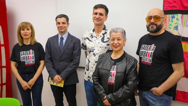 Toñi, responsable de actividades; Juan Zapatero, representante de la Fundación Castilla y León; el artista urbano Sfhir; Inma Cid, presidenta de ZOES; y Felipe Piñuela, responsable artístico, durante la presentación de la XV edición de la Galería Urbana del Barrio del Oeste.