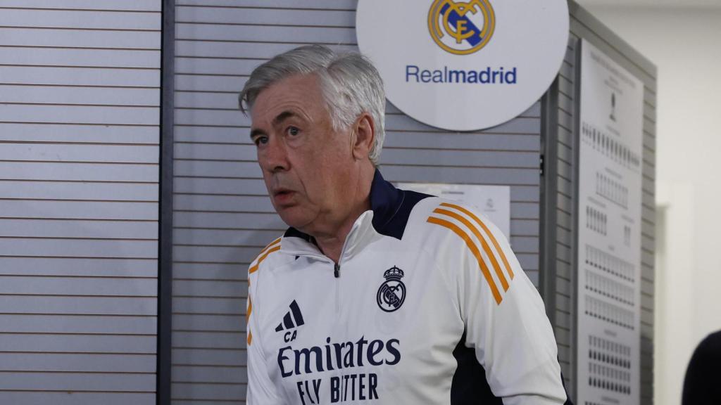 Ancelotti entrando a la sala de prensa del Real Madrid en Valdebebas