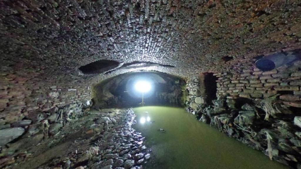 Interior del colector de Carretería, en Málaga.