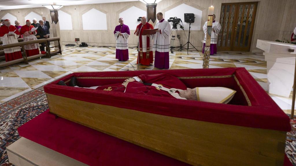 El Papa Francisco en el féretro.