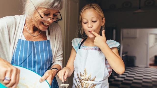 Una abuela cocinando con su nieta.