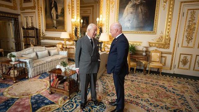 Carlos III y el primer ministro de Nueva Zelanda, Christopher Luxon.