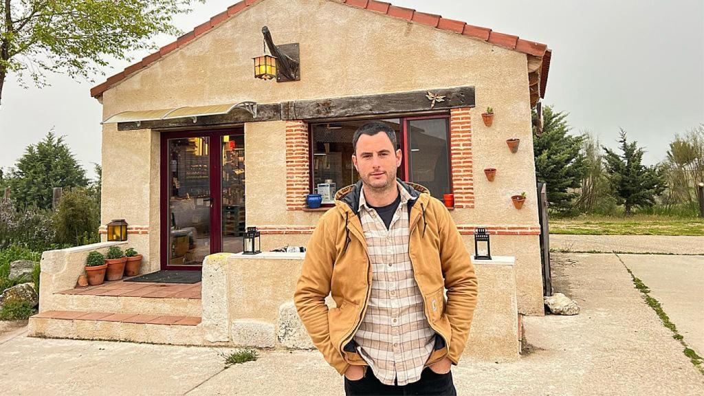 Rubén en su quesería de Ramiro