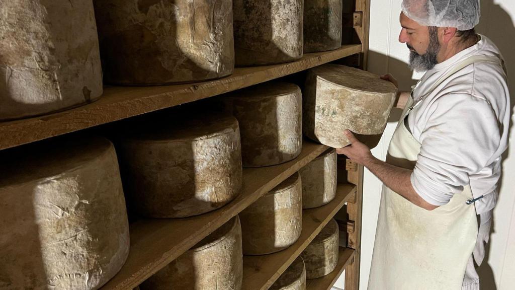 Un trabajador de la quesería con las elaboraciones