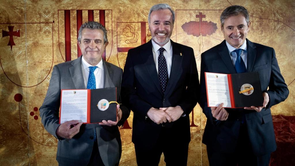 Azcón entrega las medallas a Manuel Pérez y Antonio Gericó