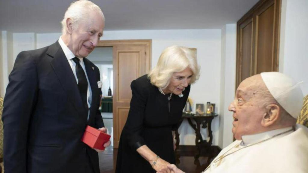 Carlos III y Camila con el Papa Francisco en Roma.