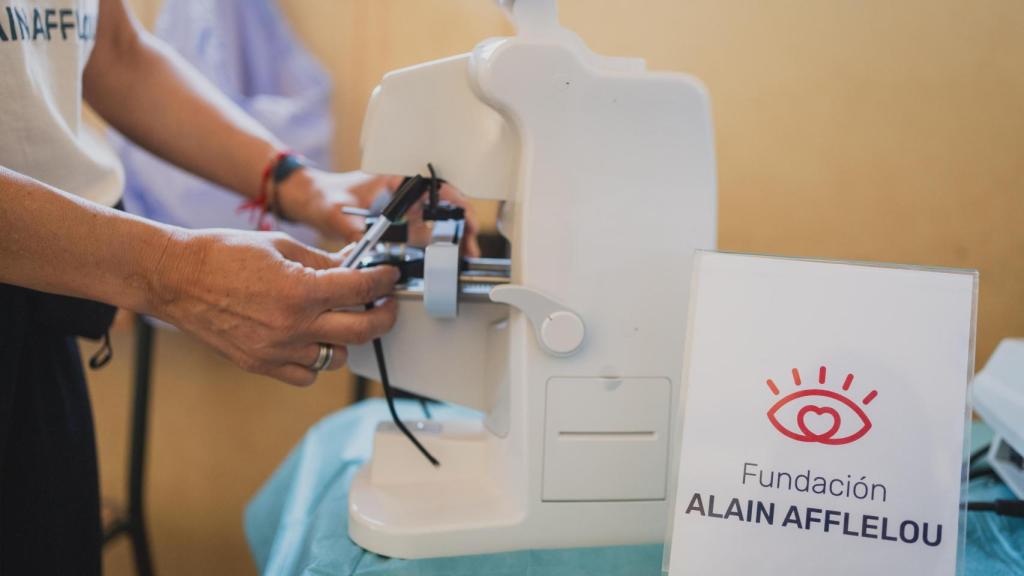 Autorrefractómetro, siendo utilizado para medir la graduación de las lentes.