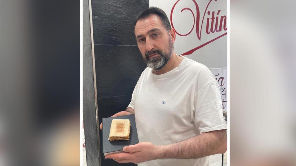 Rafael Mesonero con su Dulce Libro