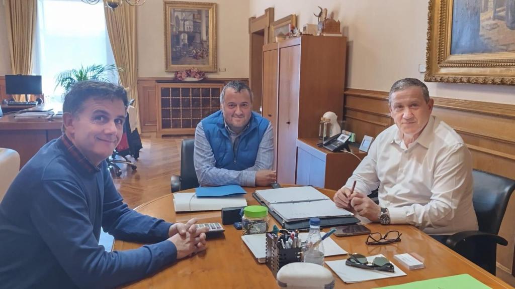 El presidente de la Diputación, Javier Faúndez, el alcalde de Cobreros, Luis Miguel López Fernández, y el diputado provincial por Sanabria-La Carballeda, Ramiro Silva Monterrubio