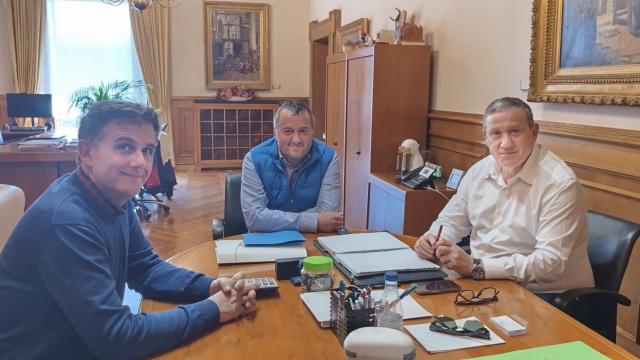El presidente de la Diputación, Javier Faúndez, el alcalde de Cobreros, Luis Miguel López Fernández, y el diputado provincial por Sanabria-La Carballeda, Ramiro Silva Monterrubio