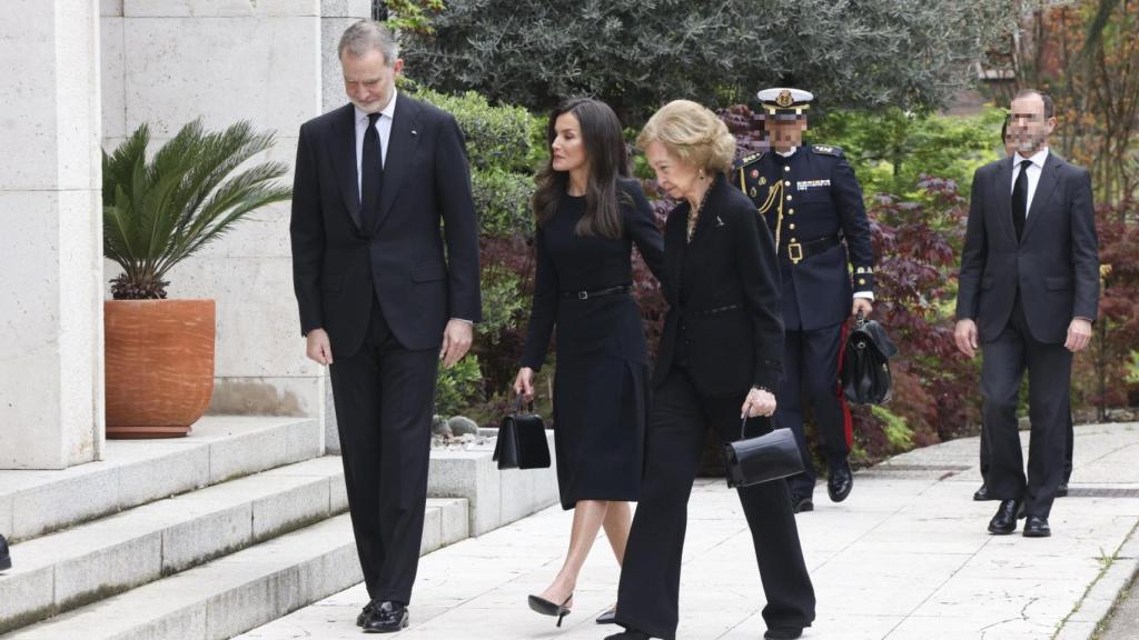 Los reyes y la Emérita, a su llegada a la Nunciatura, este martes, 22 de abril.