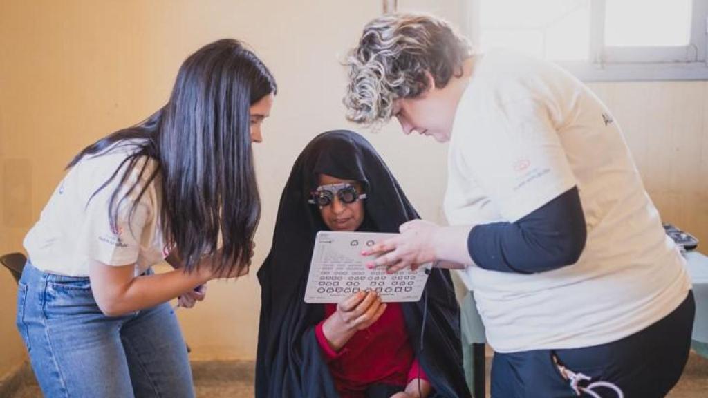 Elena Casimiro  y Ana Ana Belén Gómez de izquierda a derecha,  comprueban la visión de la mujer situada en el centro.