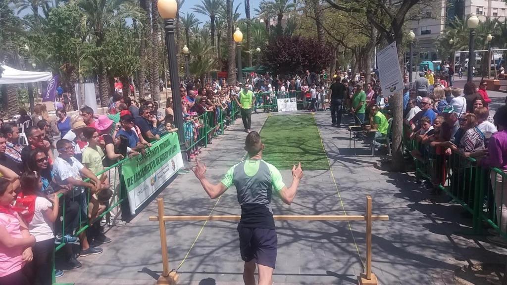 Un participante del Campeonato Hueso de Dátil, en una edición anterior.