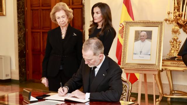 El rey Felipe ha dedicado unas líneas en memoria del Papa Francisco en la Nunciatura de Madrid.