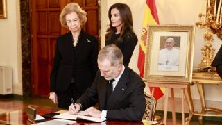 El rey Felipe ha dedicado unas líneas en memoria del Papa Francisco en la Nunciatura de Madrid.