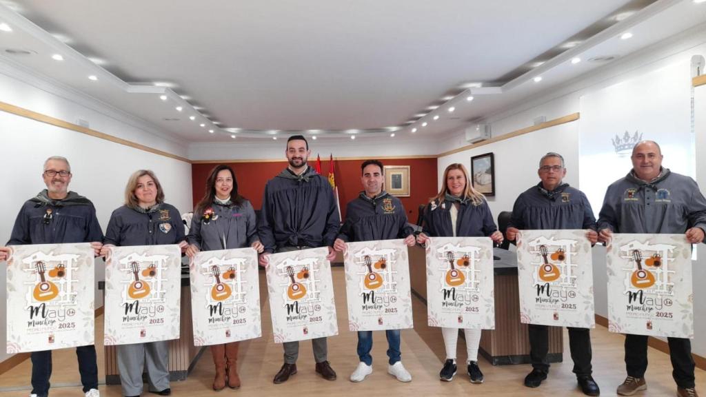 El equipo de gobierno vestidos con el característico blusón y pañuelo han presentado la programación de LXII Fiesta del Mayo Manchego.