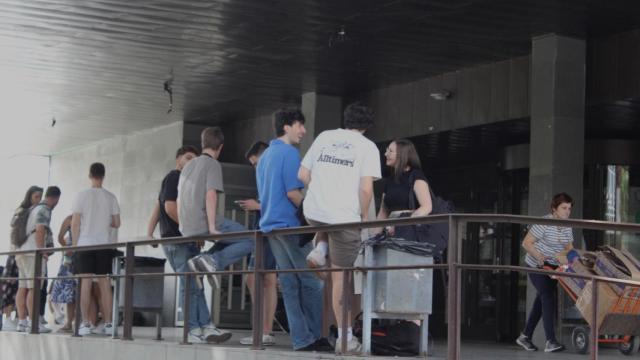 Entrada a la biblioteca Concepción Arenal.