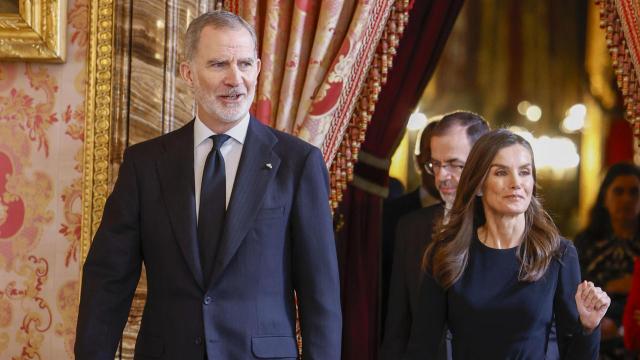 Los reyes de España, Felipe VI y Letizia, a su llegada al Palacio Real, donde presiden un almuerzo con personalidades del mundo de la cultura con motivo de la concesión del Premio de Literatura en Lengua Castellana Miguel de Cervantes 2024 al escritor Álvaro Pombo. Foto: EFE/Daniel González