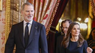Los reyes de España, Felipe VI y Letizia, a su llegada al Palacio Real, donde presiden un almuerzo con personalidades del mundo de la cultura con motivo de la concesión del Premio de Literatura en Lengua Castellana Miguel de Cervantes 2024 al escritor Álvaro Pombo. Foto: EFE/Daniel González