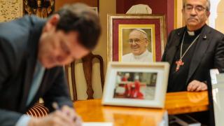 El presidente de la Junta, Alfonso Fernández Mañueco, durante la firma del libro de condolencias por la muerte del Papa Francisco en el Arzobispado de Valladolid, en presencia del arzobispo y presidente de la Conferencia Episcopal Española, Luis Argüello, este martes