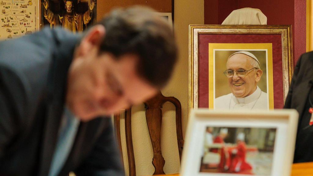 El presidente de la Junta, Alfonso Fernández Mañueco, durante la firma del libro de condolencias por la muerte del Papa Francisco en el Arzobispado de Valladolid, en presencia del arzobispo y presidente de la Conferencia Episcopal Española, Luis Argüello, este martes