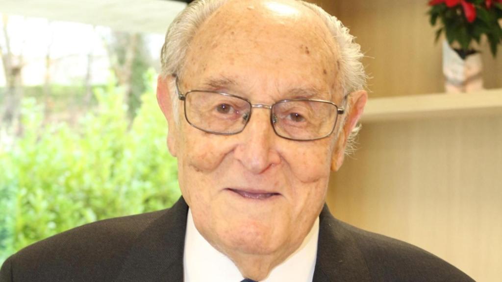 Martín con el pin de oro de Aspronaga que se le otorga como Socio de Honor de la entidad.