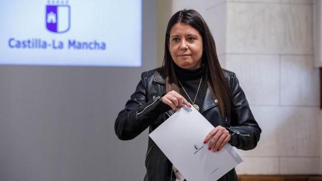 Bárbara García Torijano, consejera de Bienestar Social, llegando a la rueda de prensa de este martes.